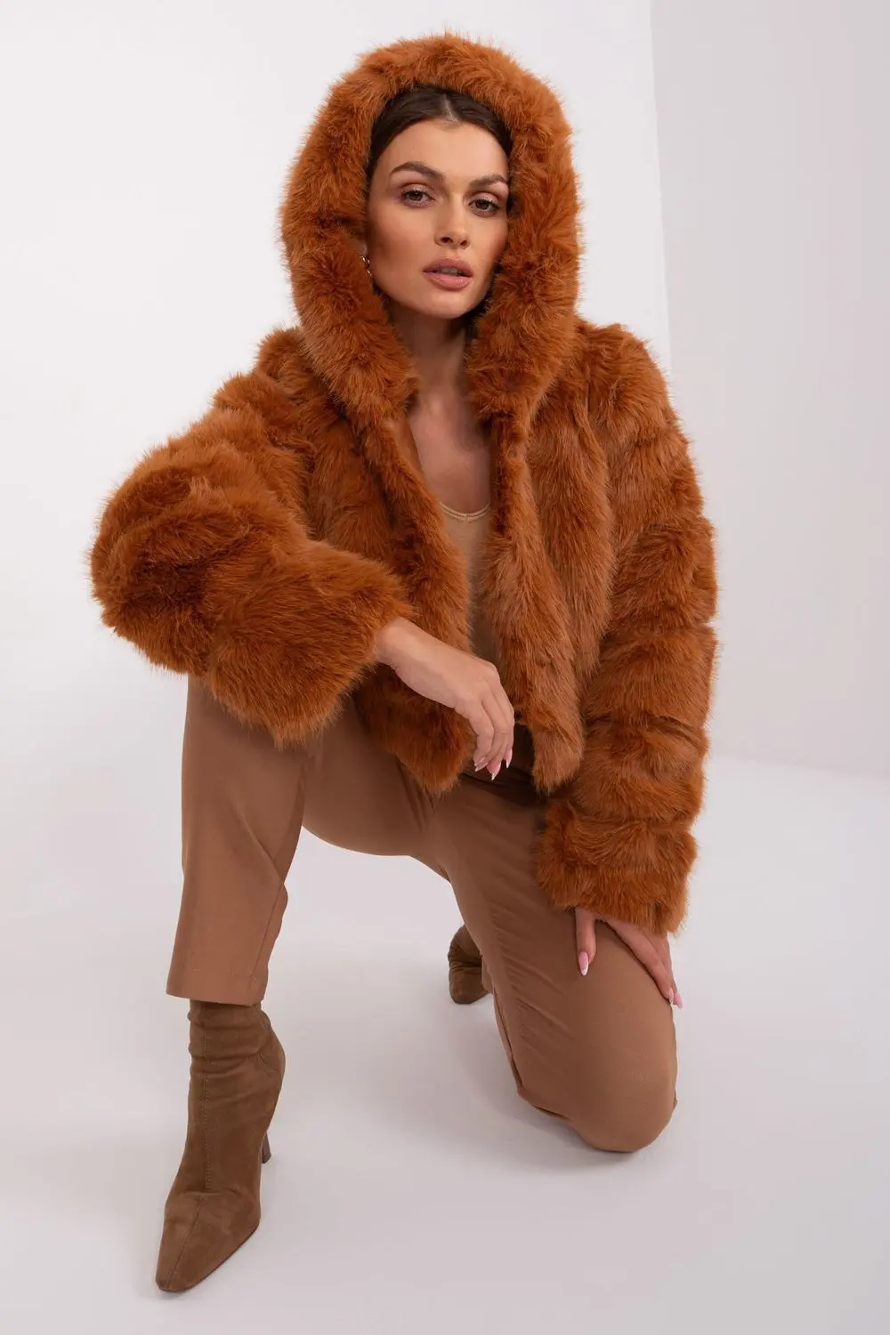 Veste en fausse fourrure brune à capuche – Image 2
