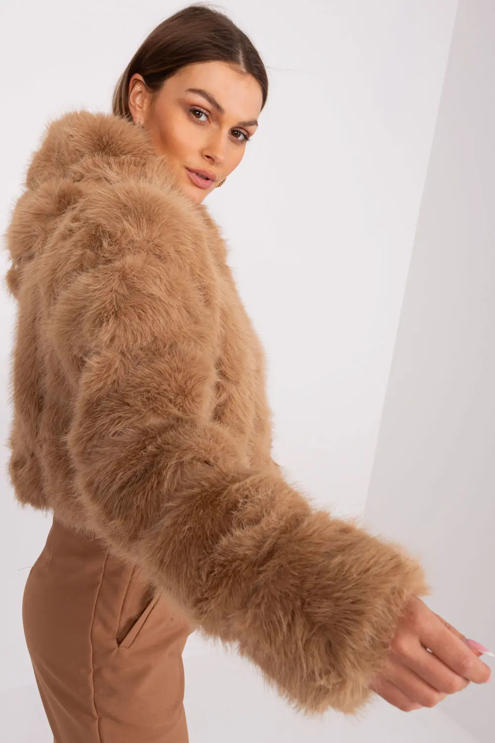 Veste en fausse fourrure brune à capuche – Image 2