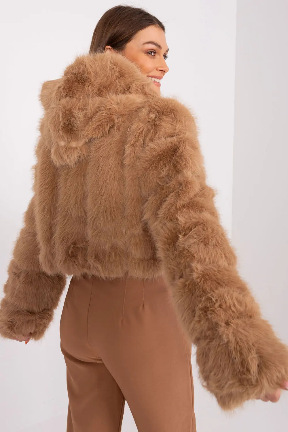 Veste en fausse fourrure brune à capuche – Image 3