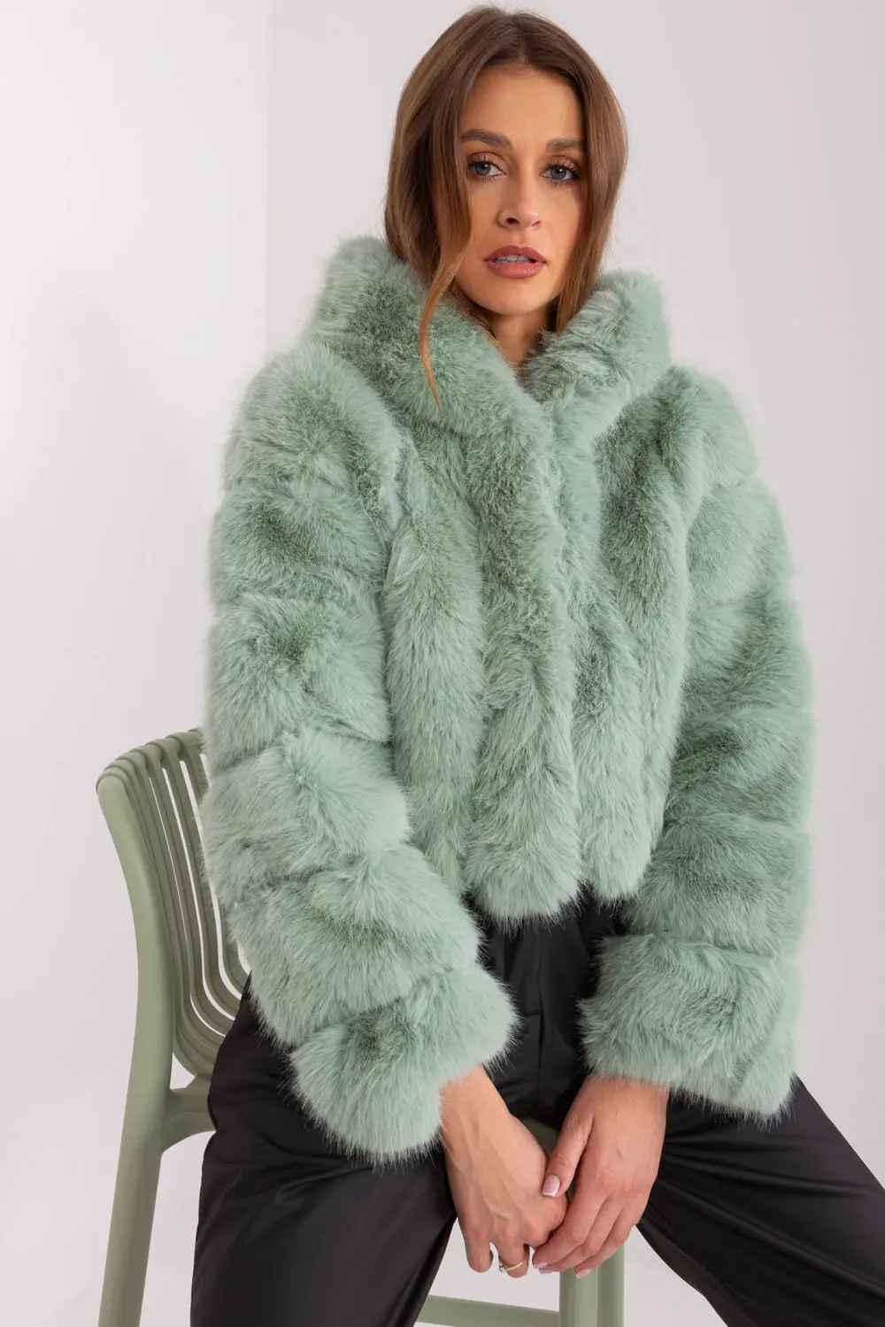 Veste en fausse fourrure verte à capuche – Image 4