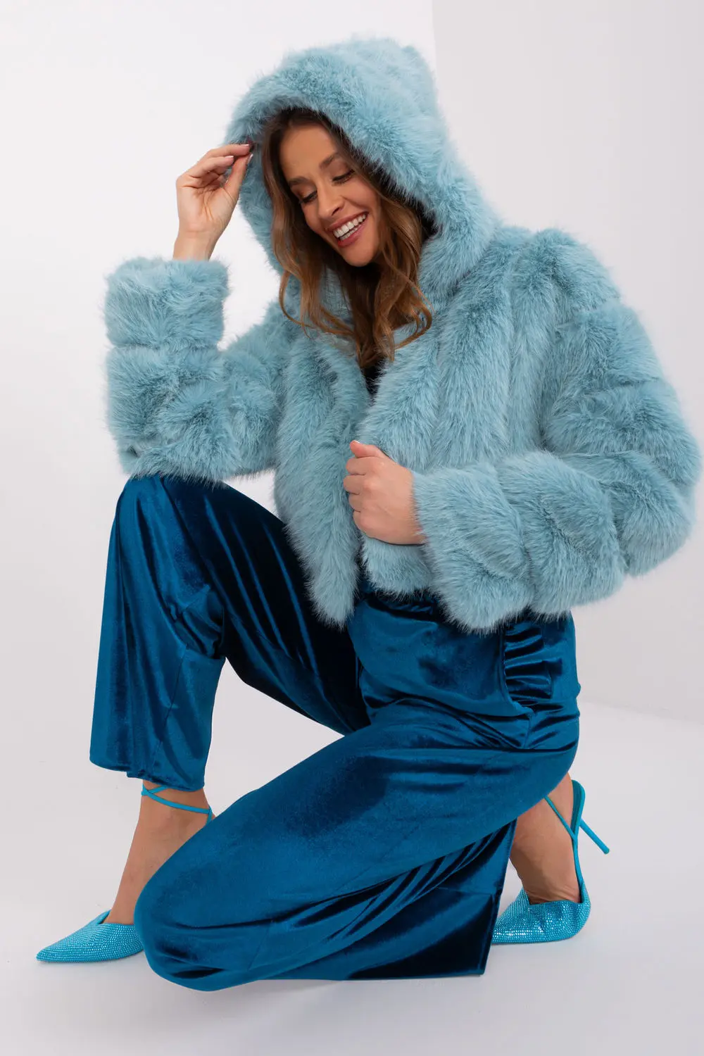 Veste en fausse fourrure verte à capuche – Image 2