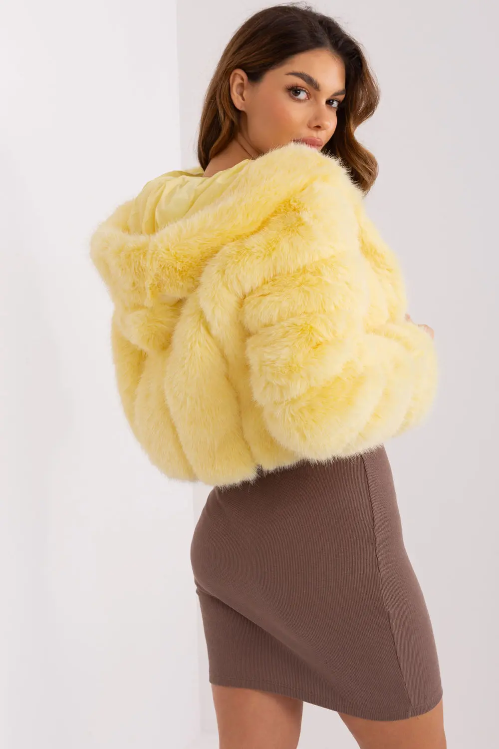 Veste en fausse fourrure jaune à capuche – Image 3