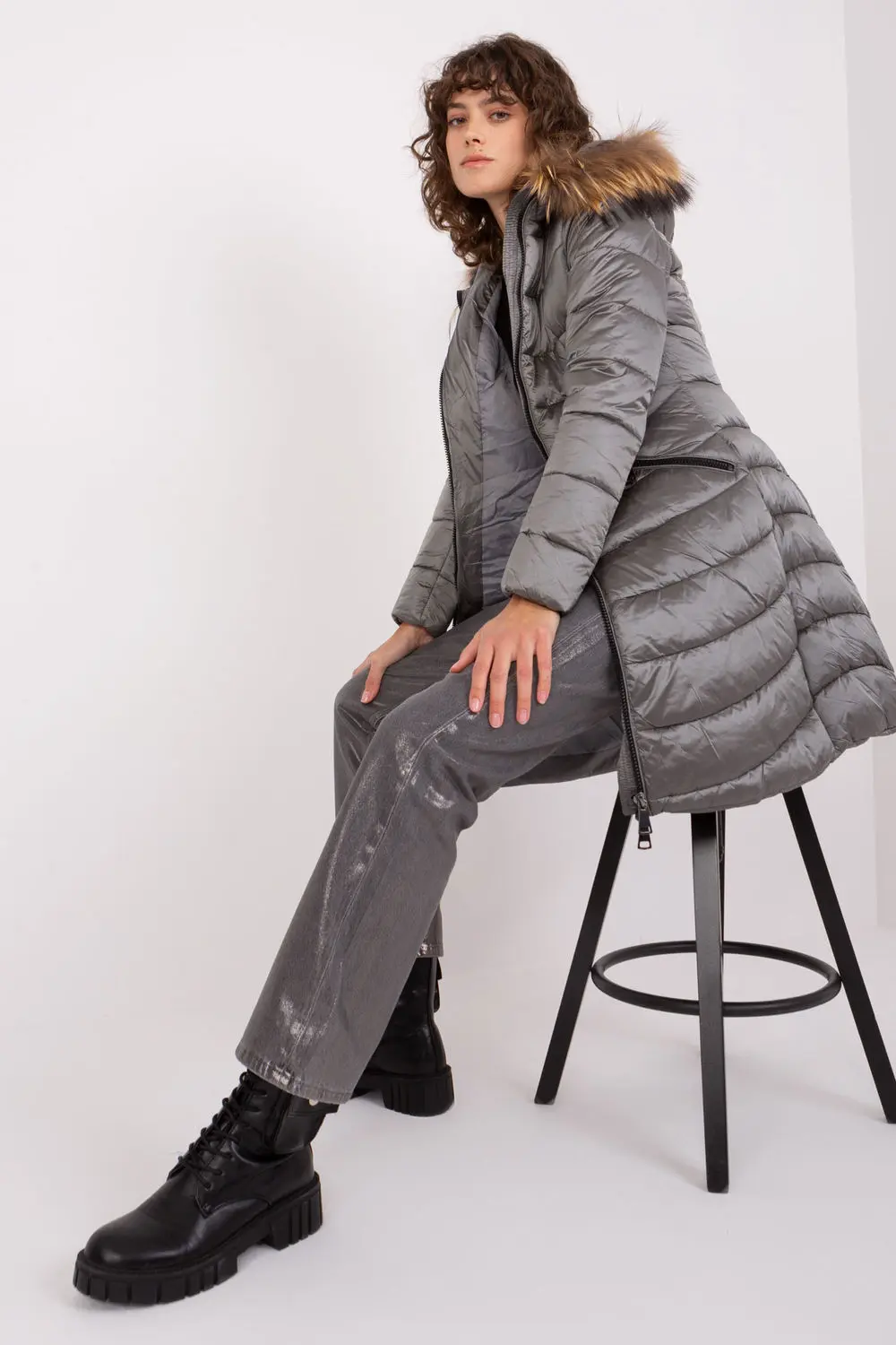 Veste matelassé grise à capuche – Image 2