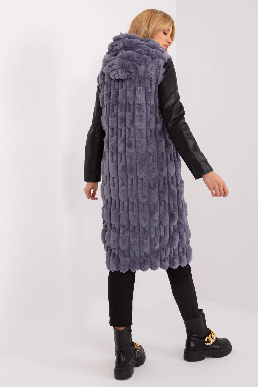 Gilet en fausse fourrure gris à capuche – Image 3