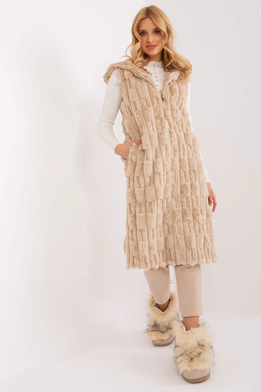 Gilet en fausse fourrure beige à capuche