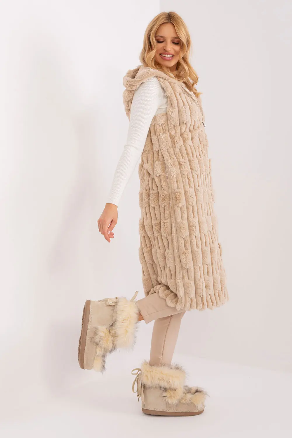 Gilet en fausse fourrure beige à capuche – Image 2