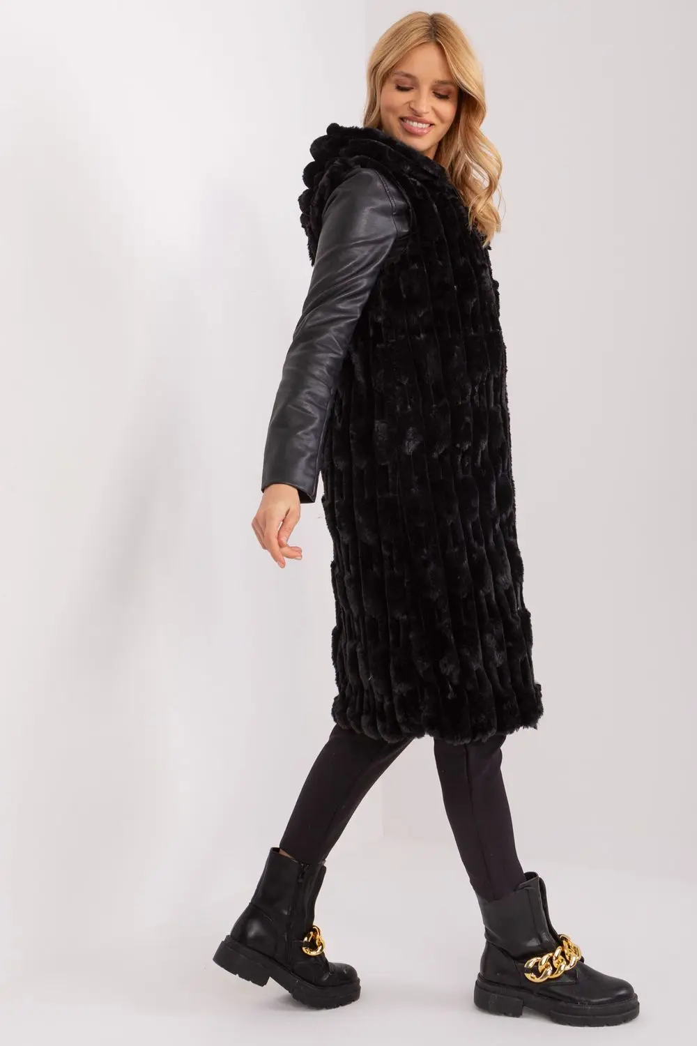 Gilet en fausse fourrure noir à capuche – Image 2