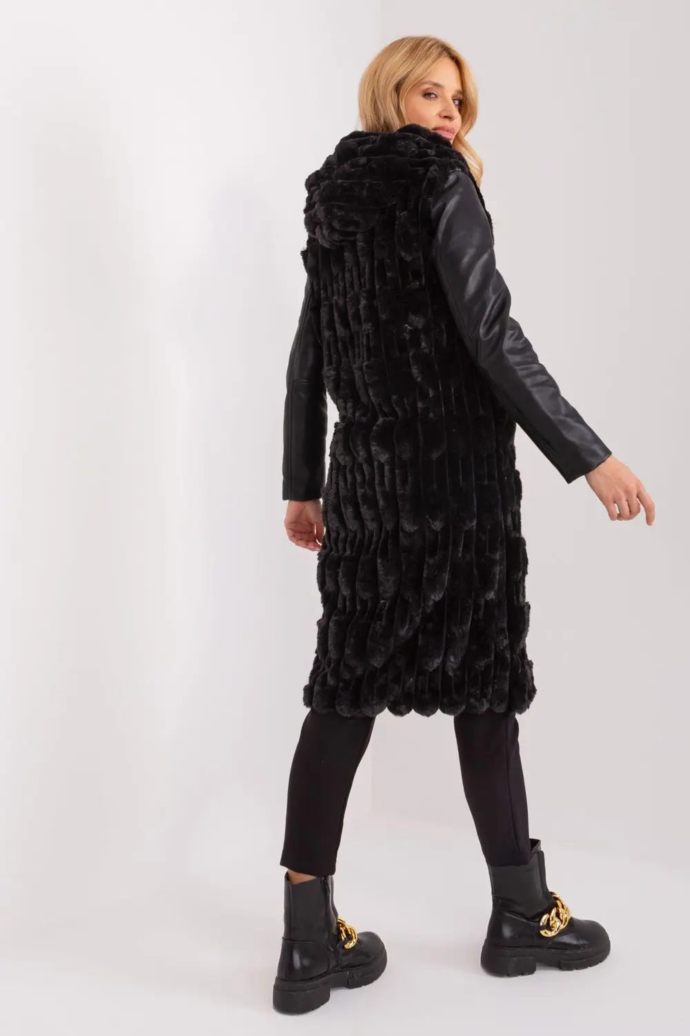 Gilet en fausse fourrure noir à capuche – Image 3