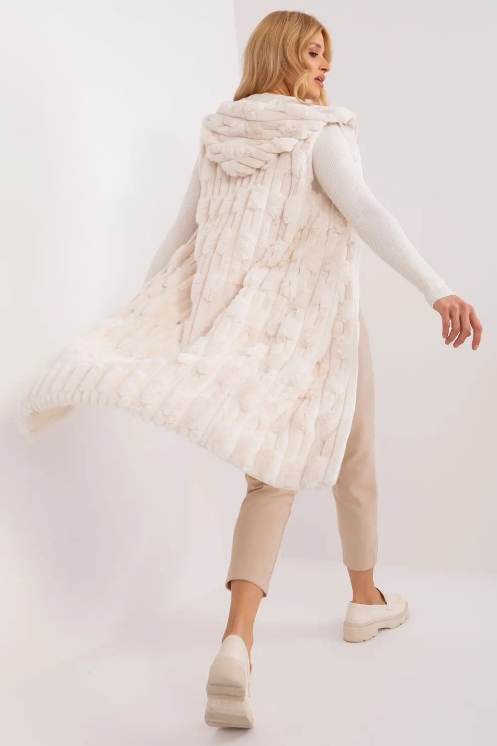 Gilet en fausse fourrure beige à capuche – Image 2