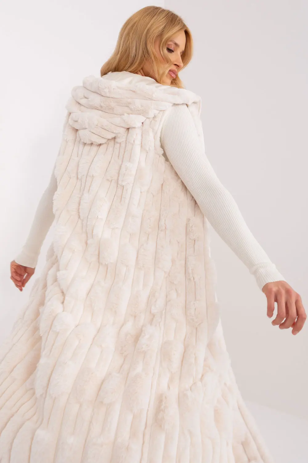 Gilet en fausse fourrure beige à capuche – Image 3