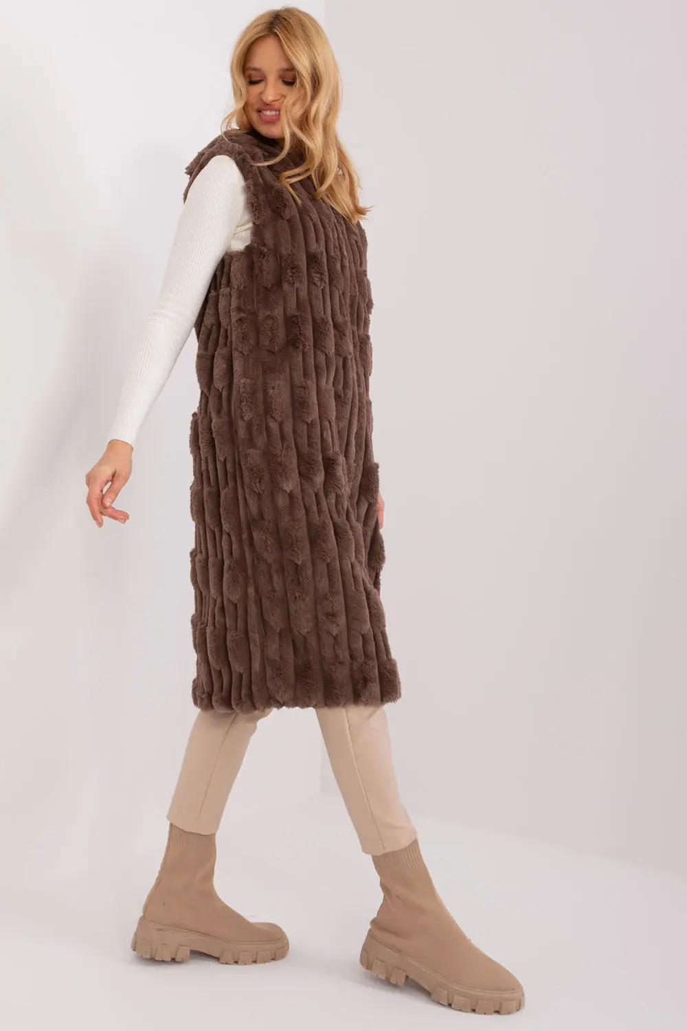 Gilet en fausse fourrure brun à capuche – Image 2