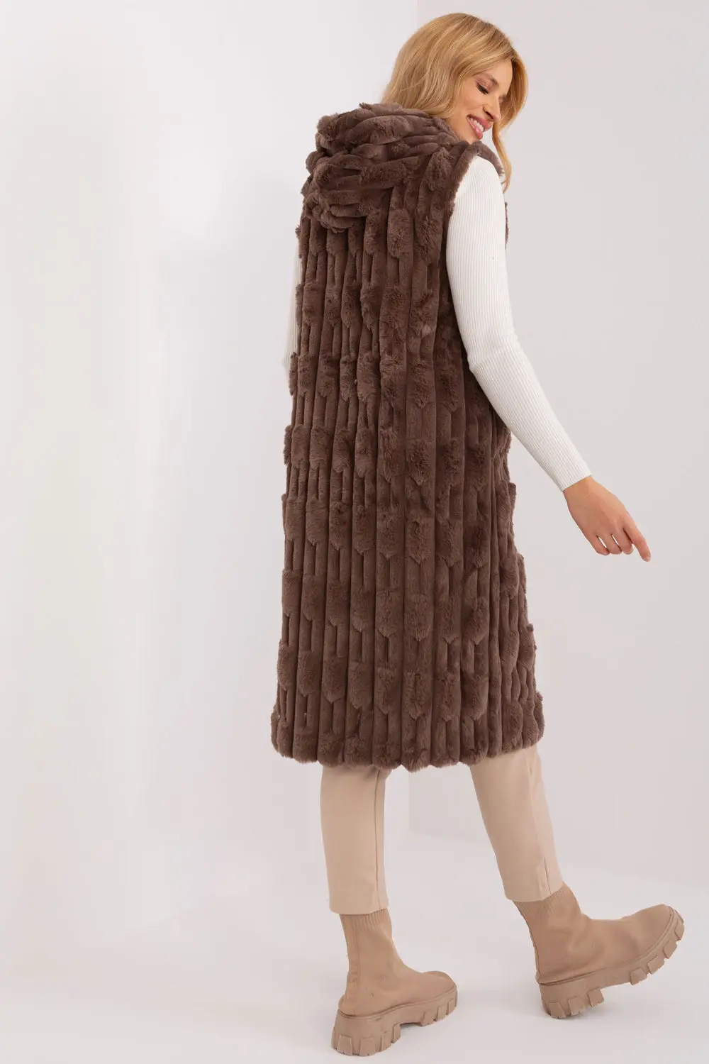 Gilet en fausse fourrure brun à capuche – Image 3