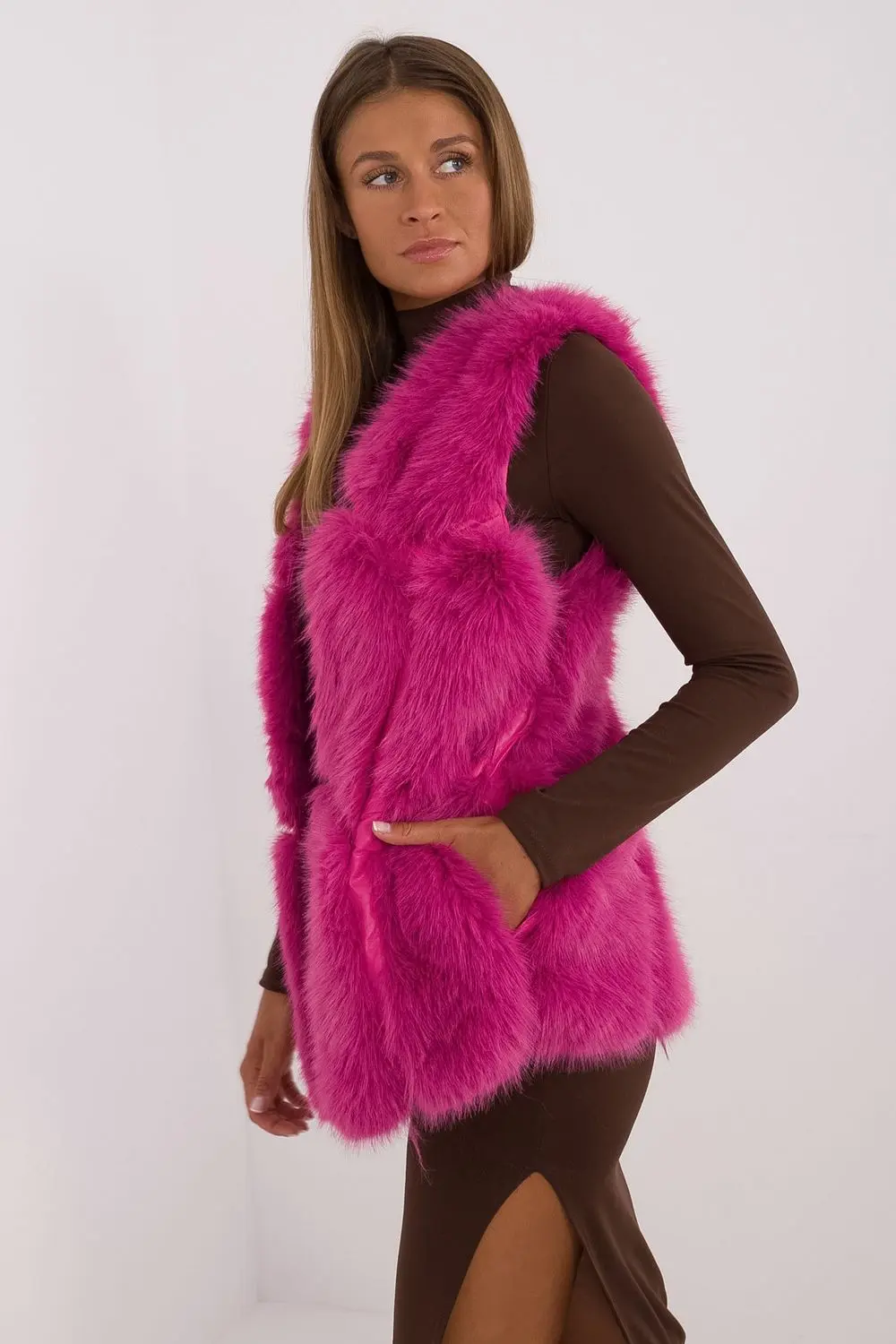 Gilet en fausse fourrure rose à capuche – Image 2