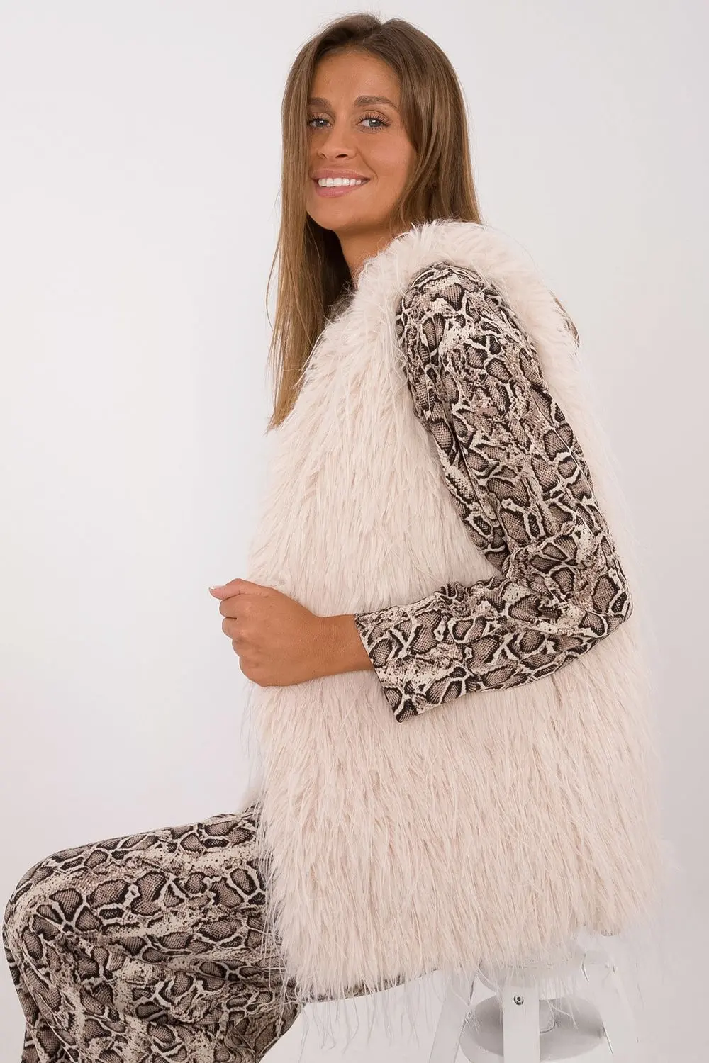 Gilet en fausse fourrure beige à capuche – Image 2