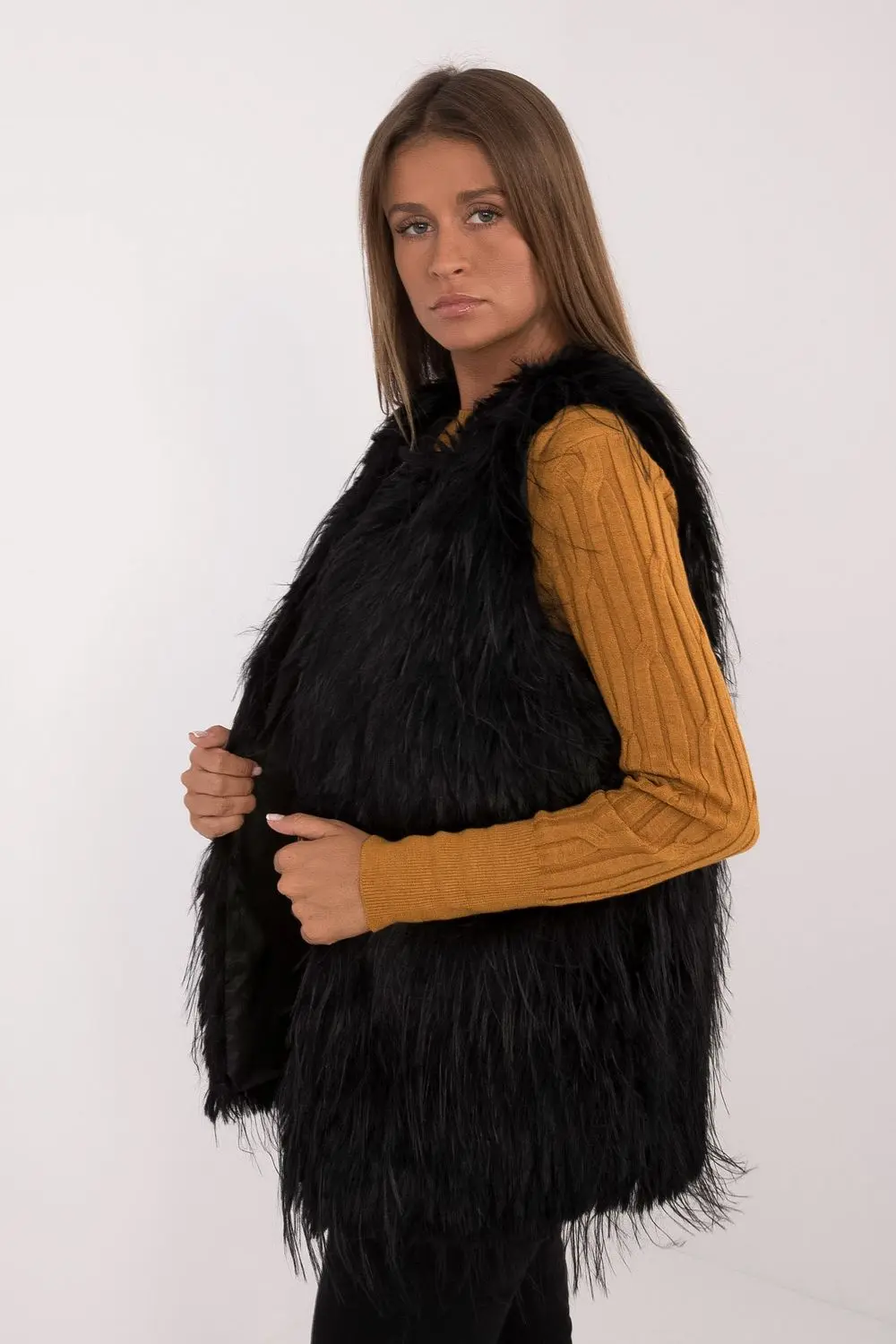 Gilet en fausse fourrure noir à capuche – Image 2