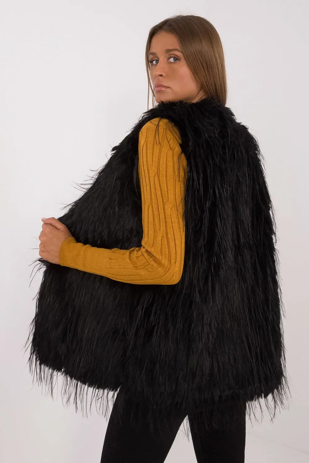 Gilet en fausse fourrure noir à capuche – Image 3