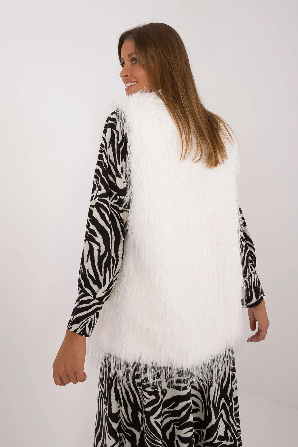 Gilet en fausse fourrure beige à capuche – Image 3