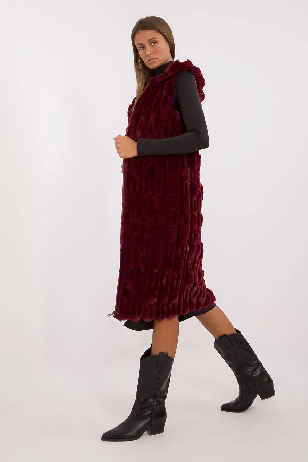 Gilet en fausse fourrure rouge à capuche – Image 2