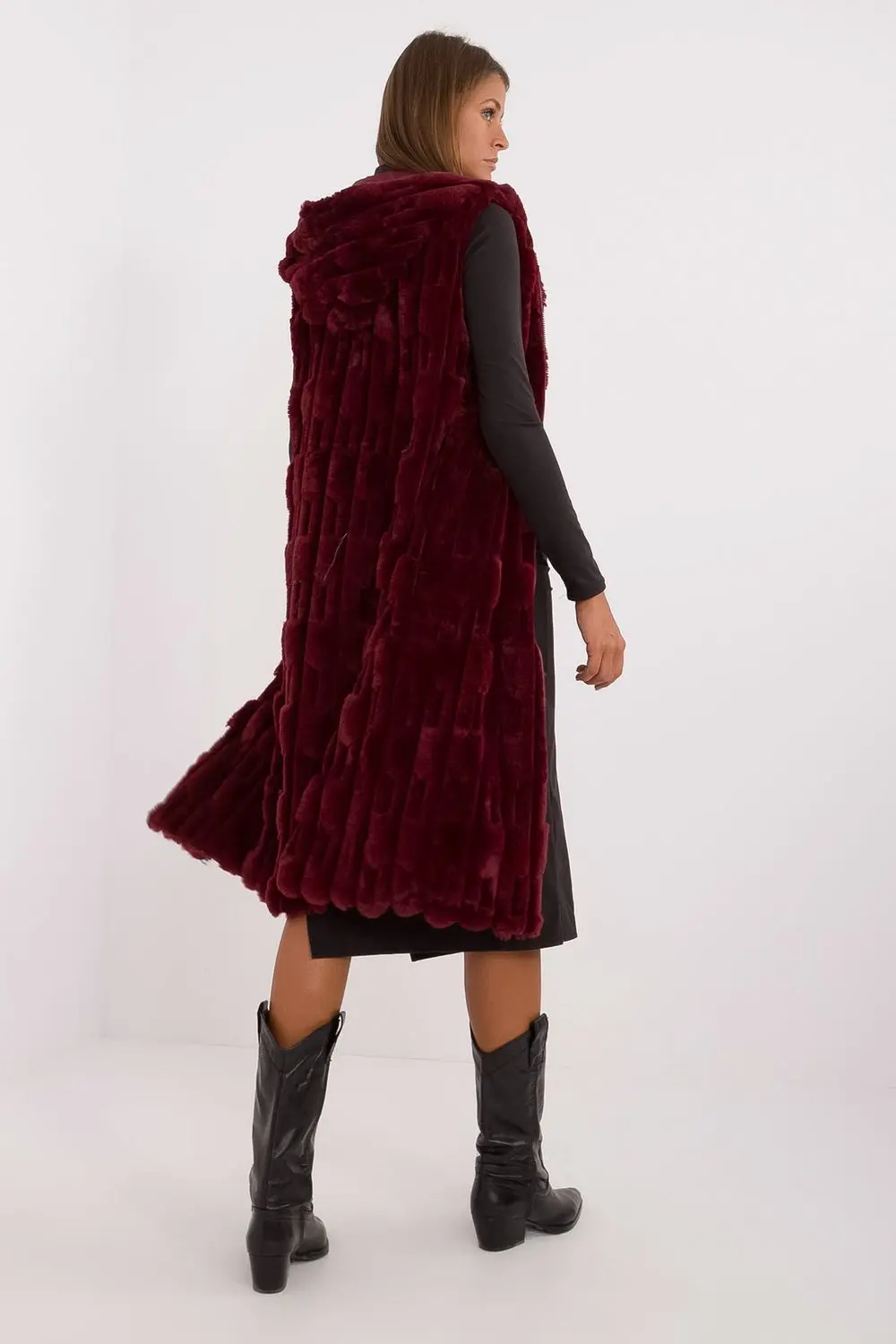 Gilet en fausse fourrure rouge à capuche – Image 3