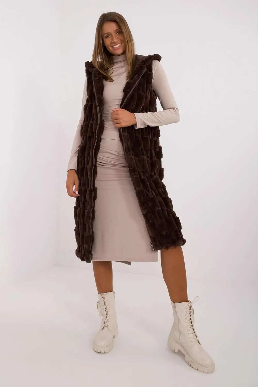 Gilet en fausse fourrure brun à capuche – Image 3