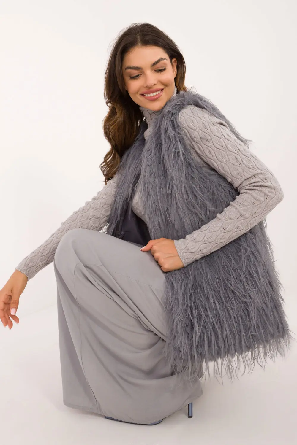 Gilet en fausse fourrure gris à capuche – Image 2