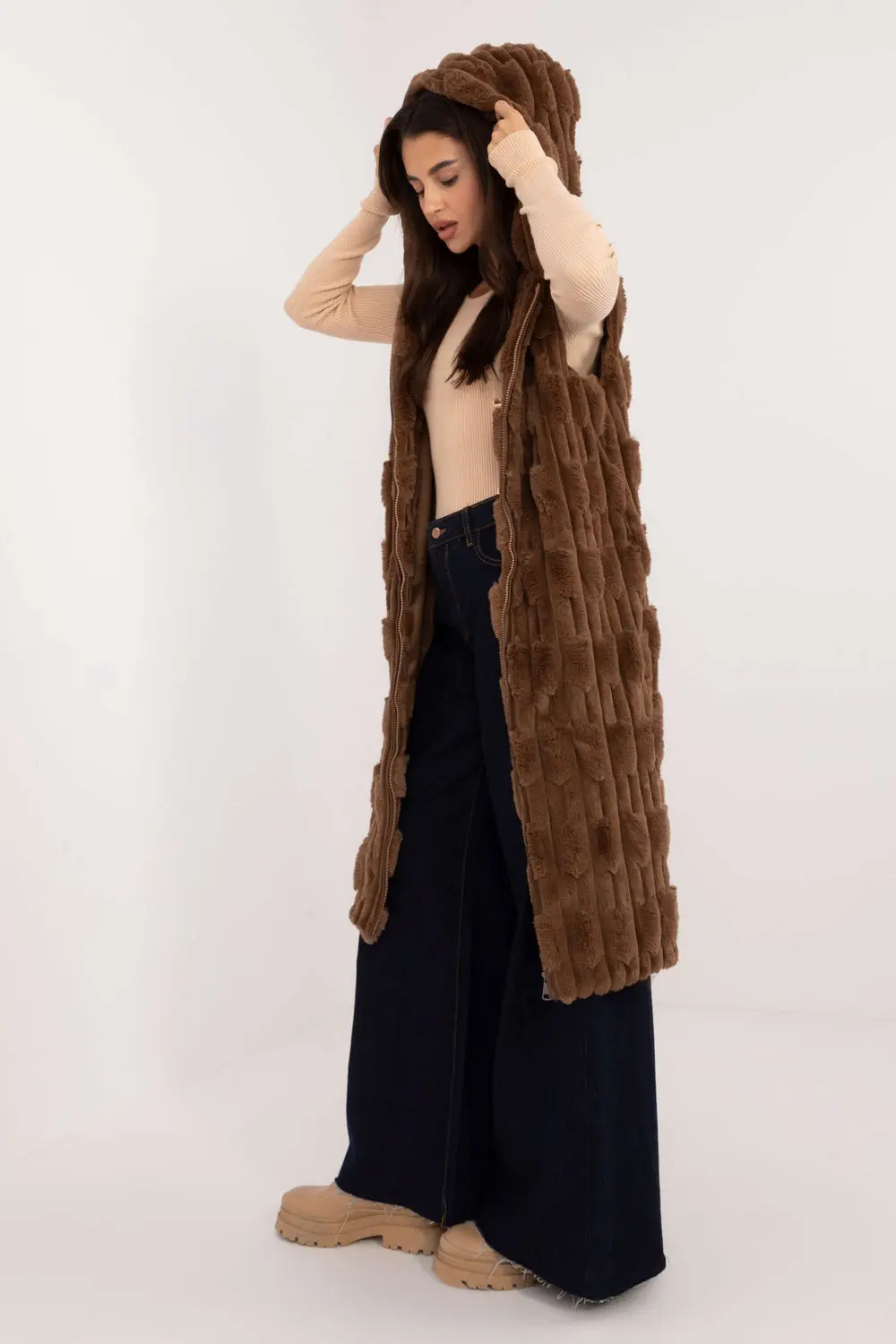 Gilet en fausse fourrure brun à capuche – Image 2