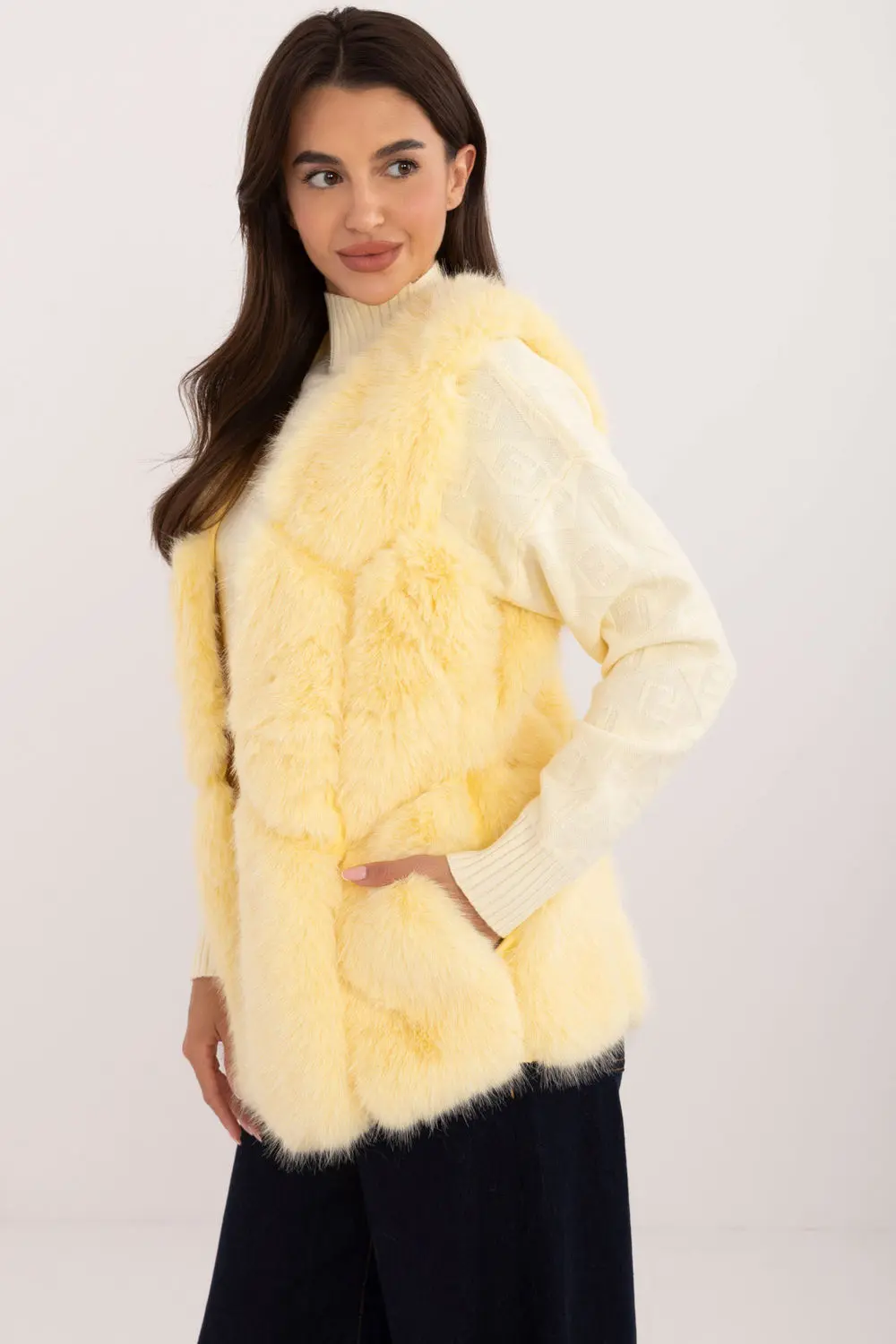 Gilet en fausse fourrure jaune à capuche – Image 2