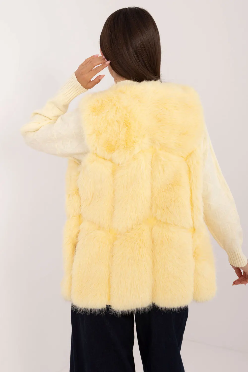 Gilet en fausse fourrure jaune à capuche – Image 3