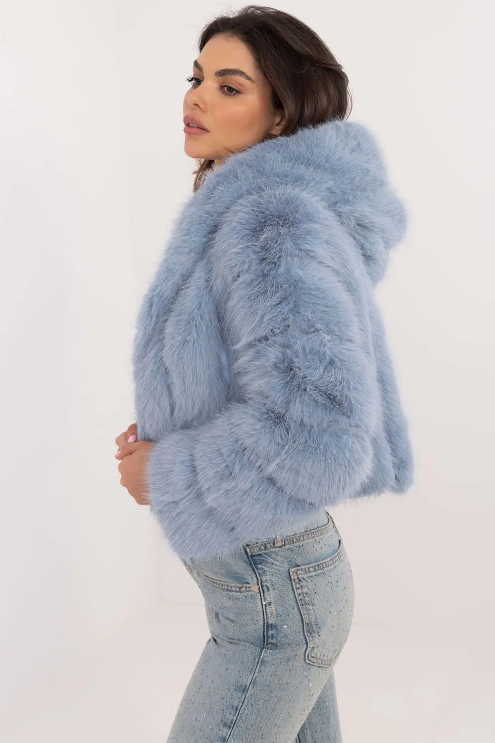Veste en fausse fourrure bleue à capuche – Image 2