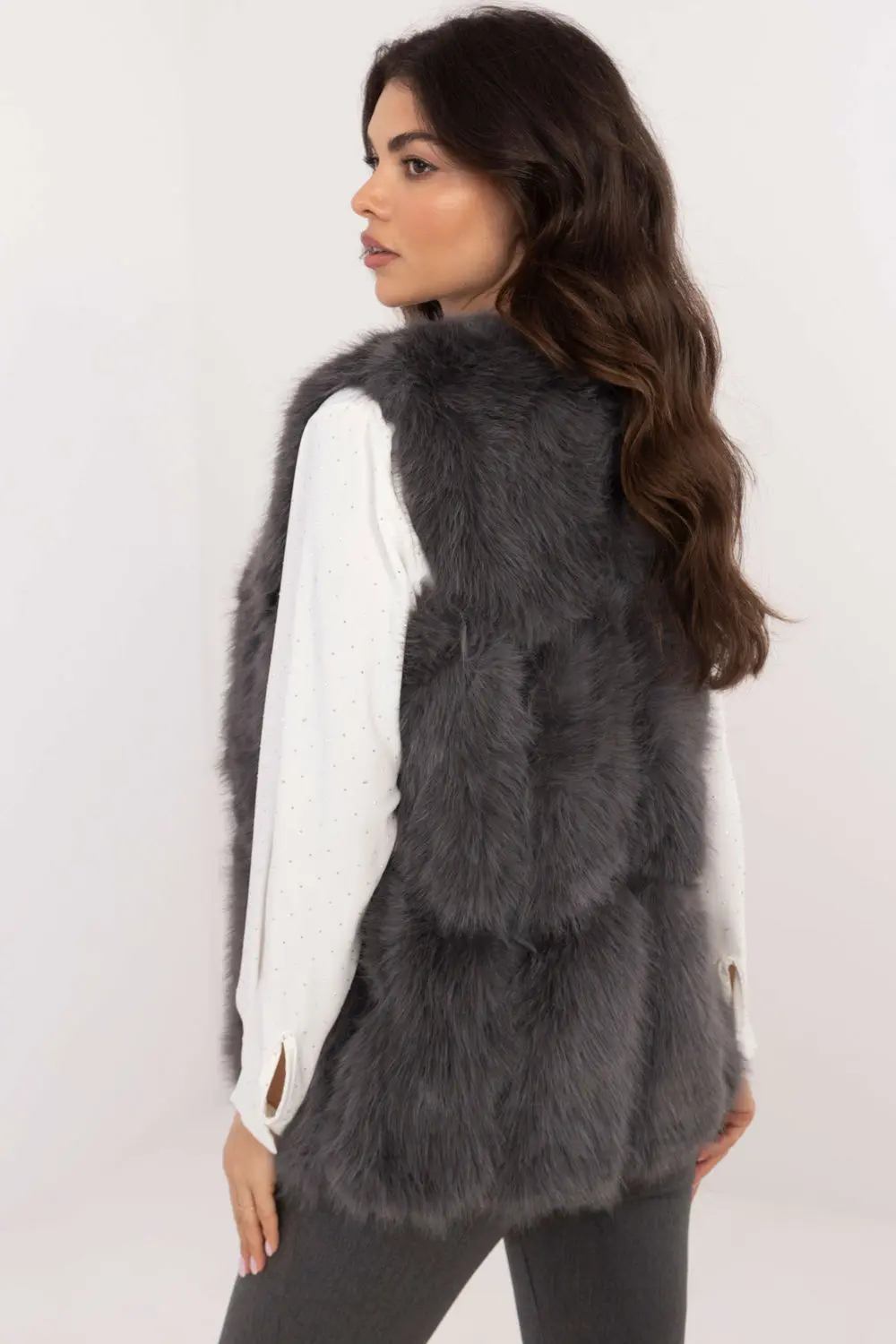 Gilet en fausse fourrure gris à capuche – Image 3