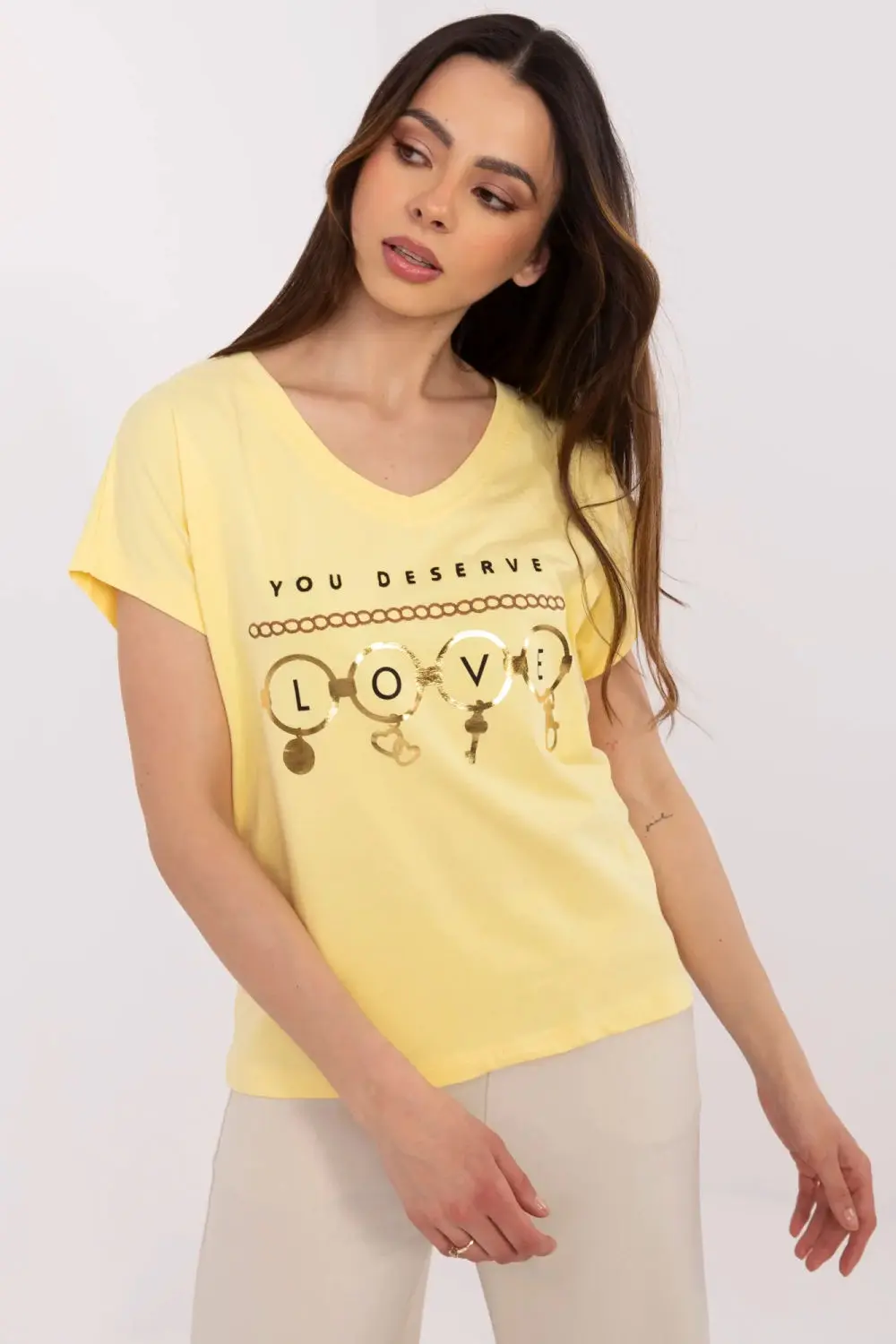T-shirt décolleté en V jaune imprimé
