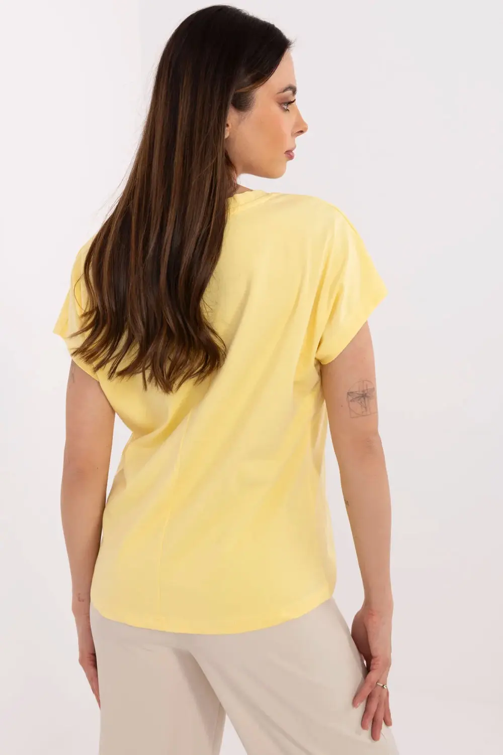 T-shirt décolleté en V jaune imprimé – Image 2