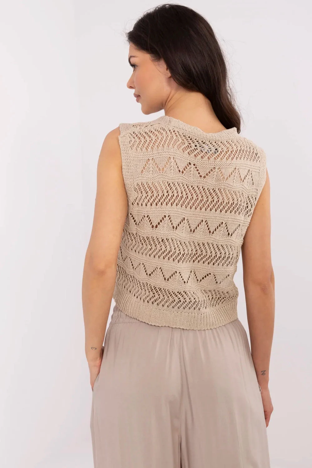 Gilet à motif ajouré beige sans manches – Image 3