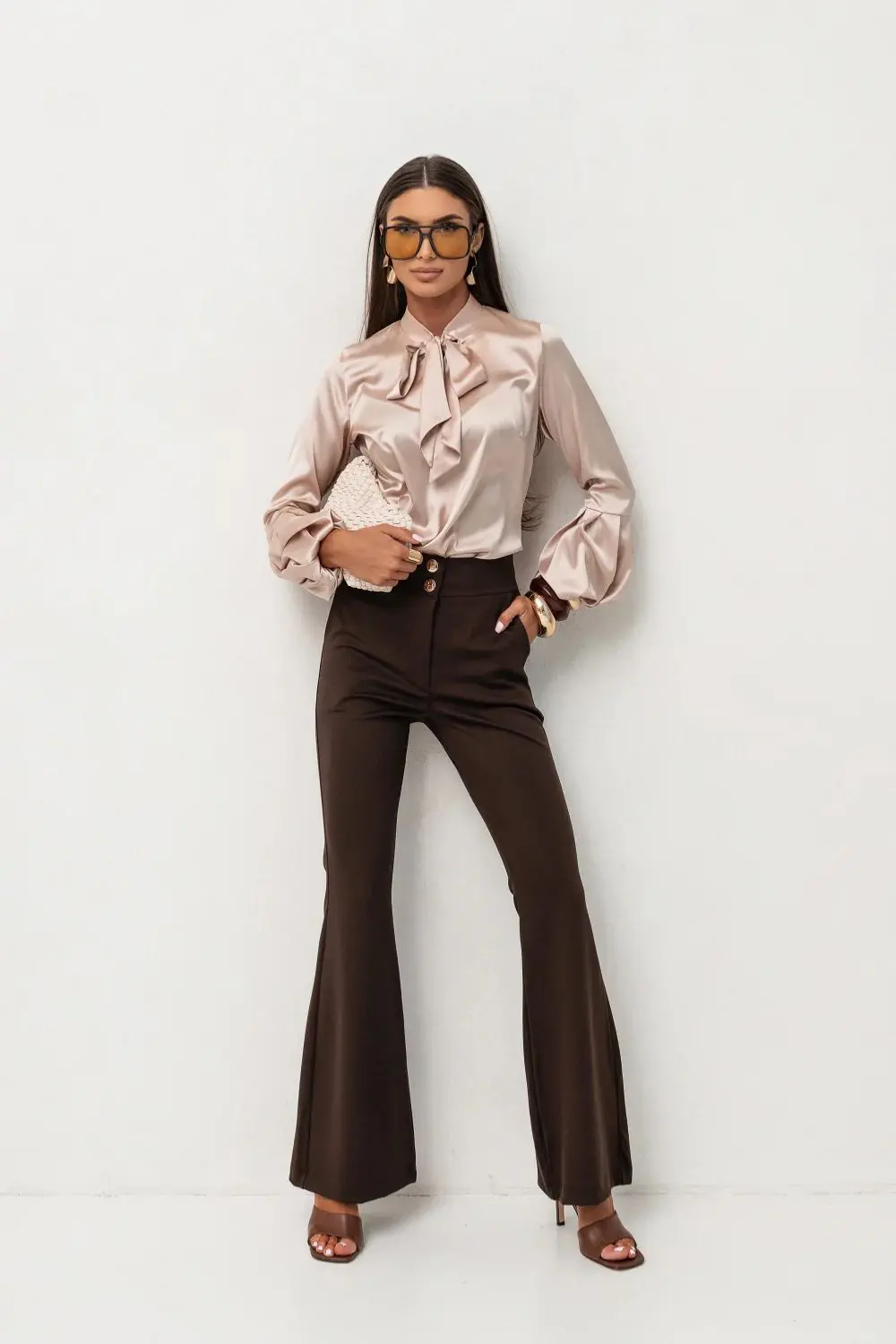 Chemise manche longue beige en satin – Image 2