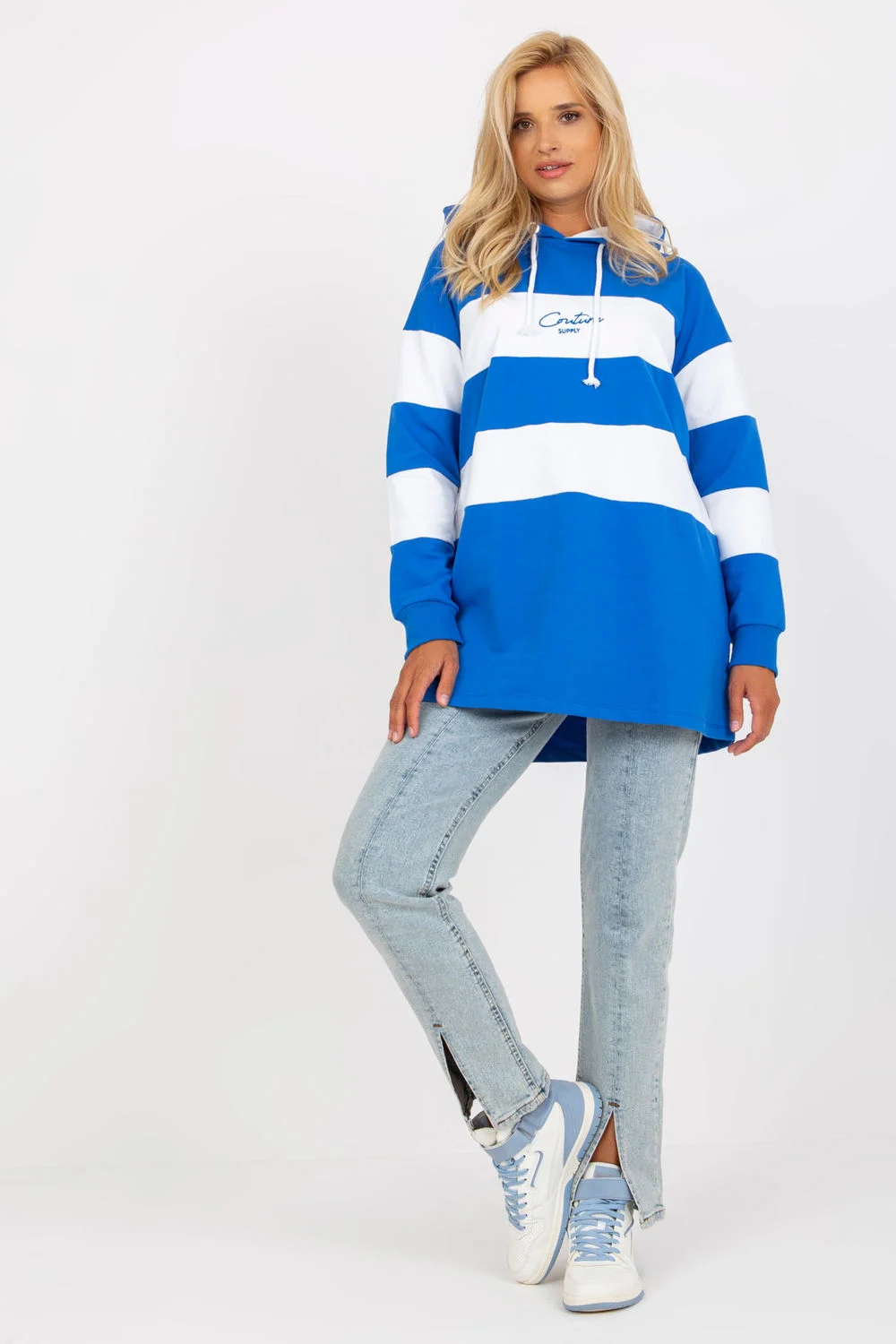 Sweatshirt à capuche bleu brodé