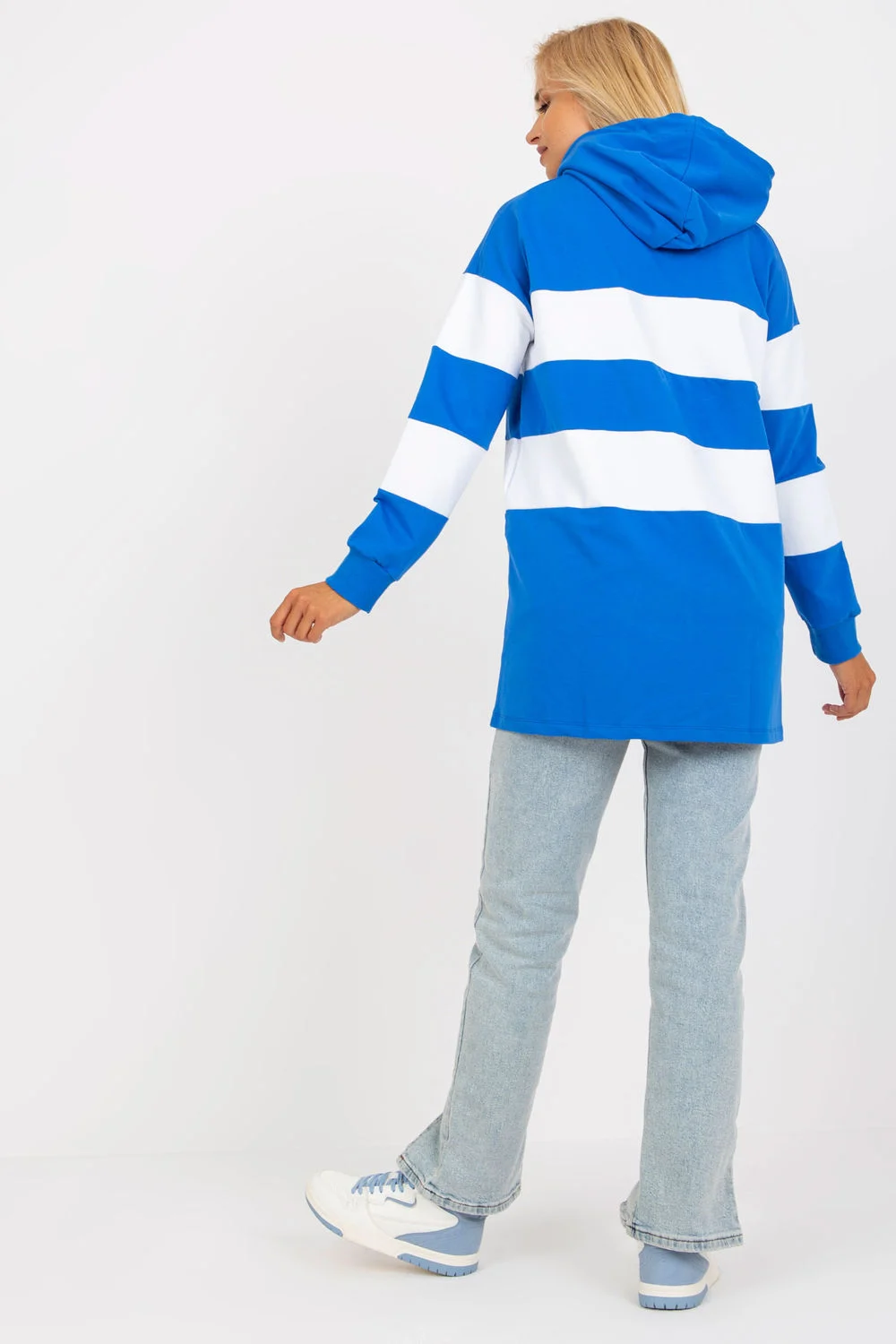 Sweatshirt à capuche bleu brodé – Image 3