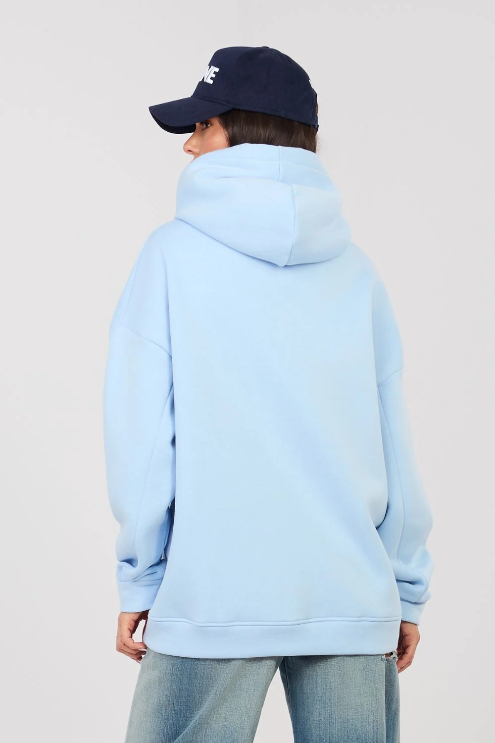 Sweatshirt à capuche cintré bleu en coton – Image 3