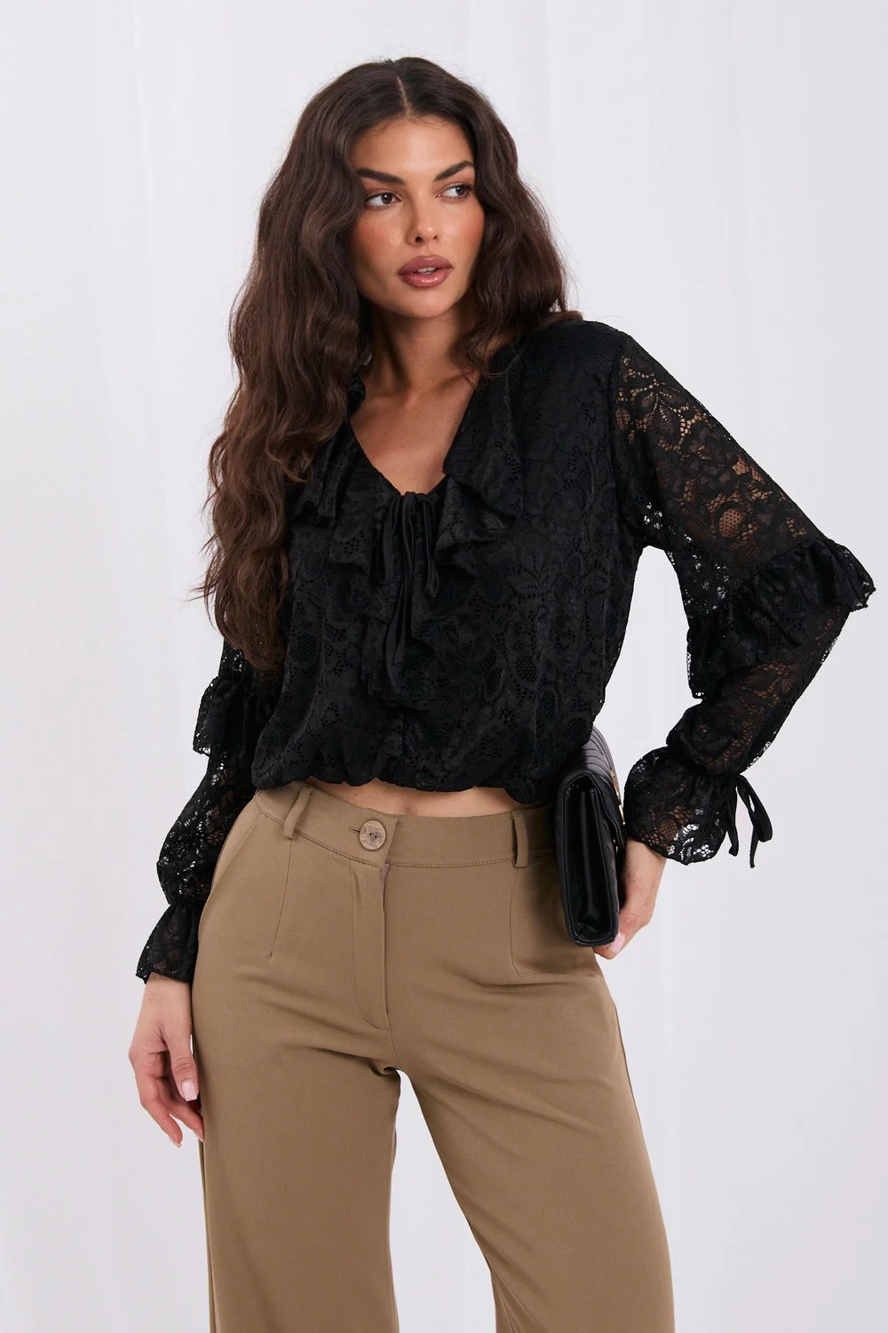 Chemisier court col V noir en dentelle