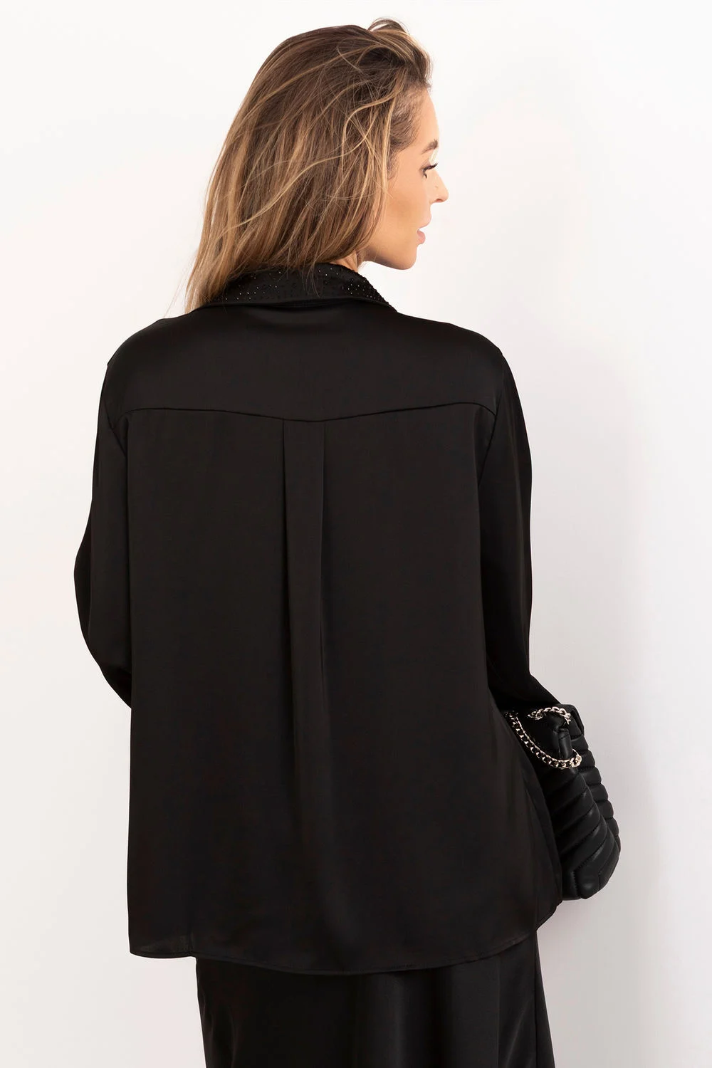 Chemise manche longue noire en satin – Image 3