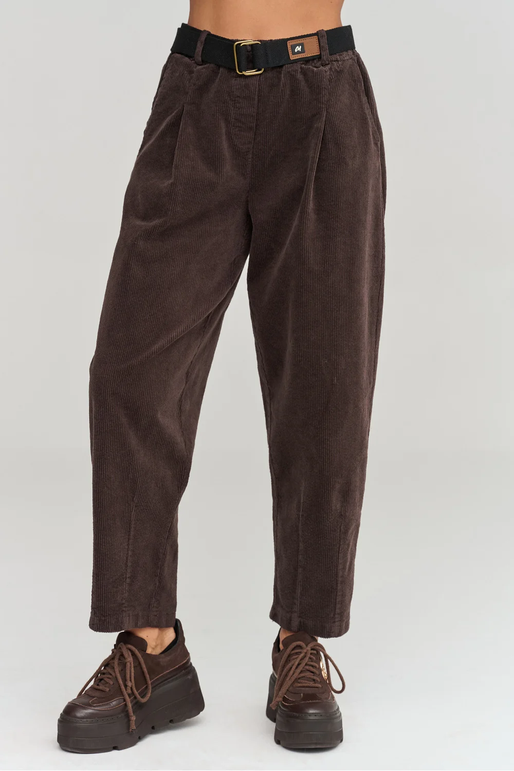 Pantalon brun en velours côtelé