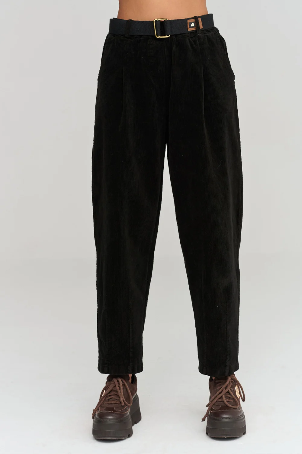 Pantalon noir en velours côtelé