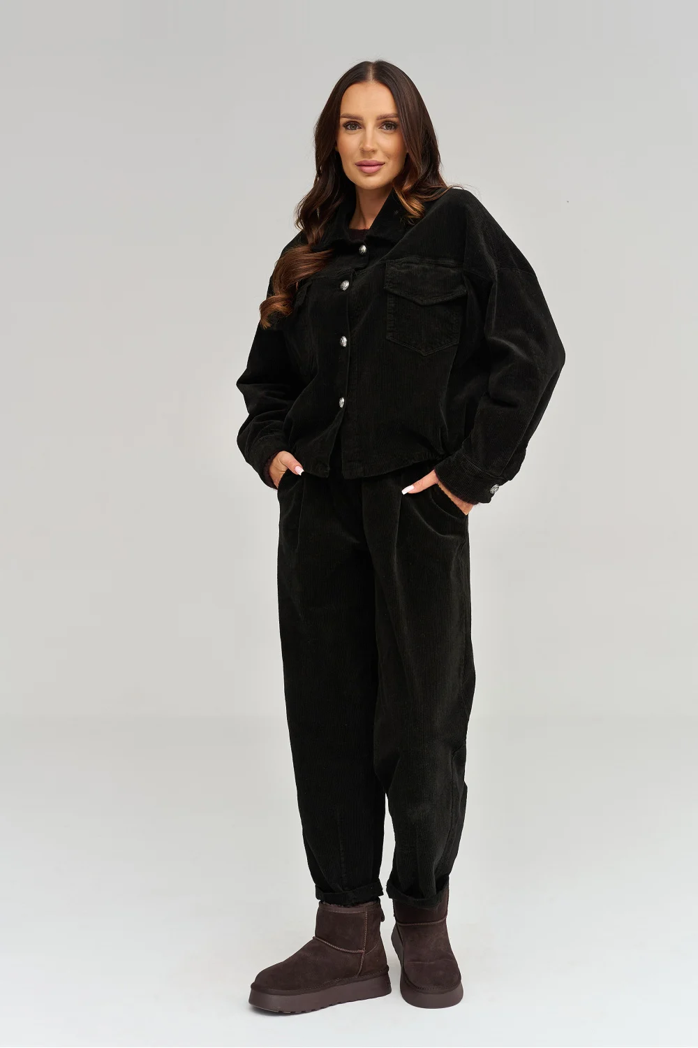 Pantalon noir en velours côtelé – Image 2