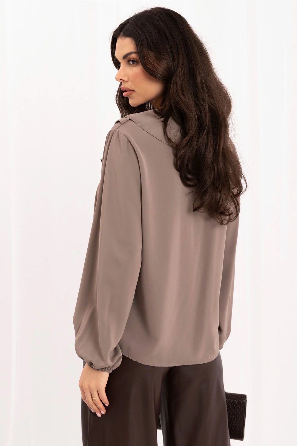 Chemisier beige à manches bouffantes – Image 3