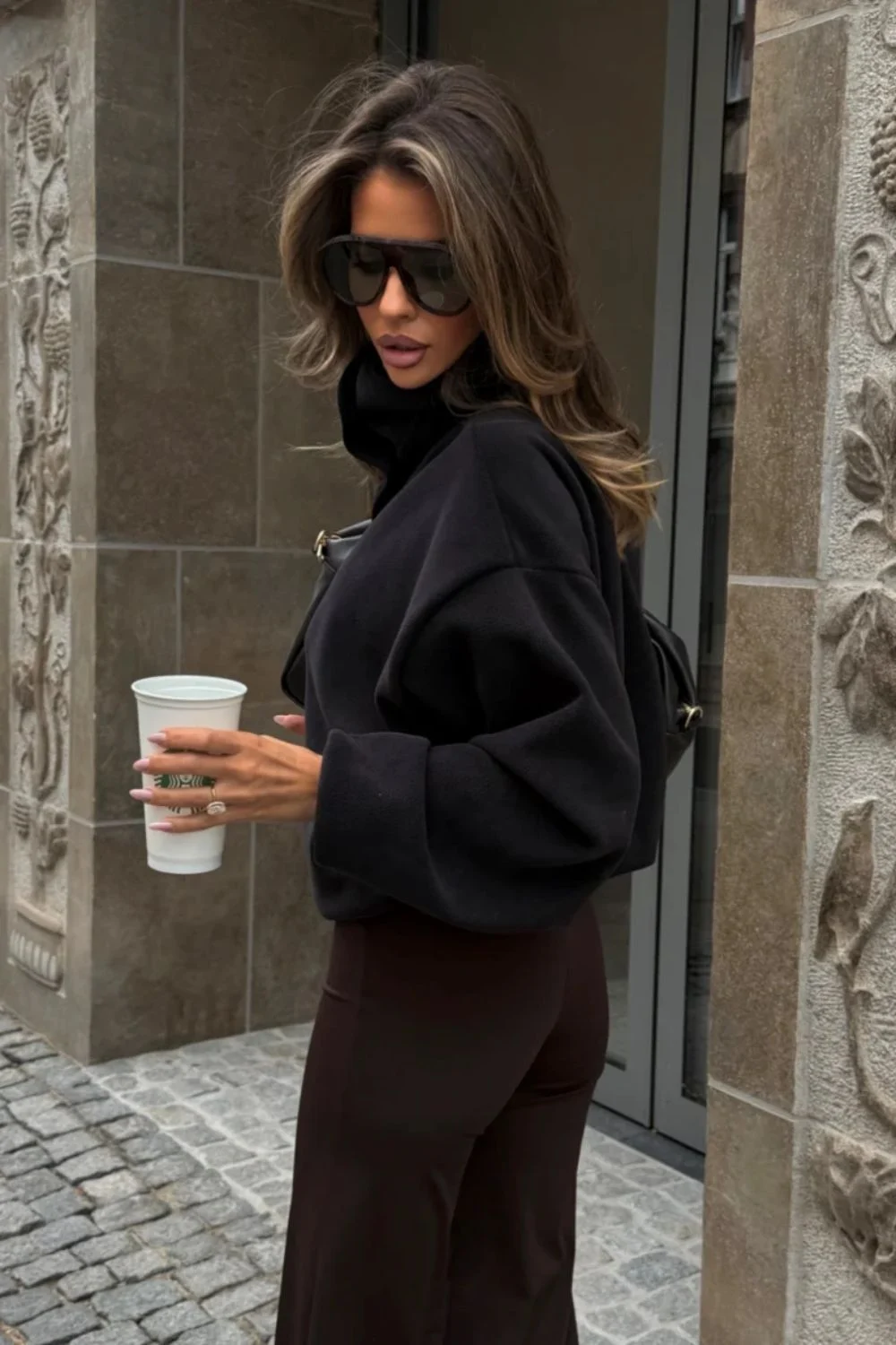 Sweatshirt à capuche noir en molleton – Image 3