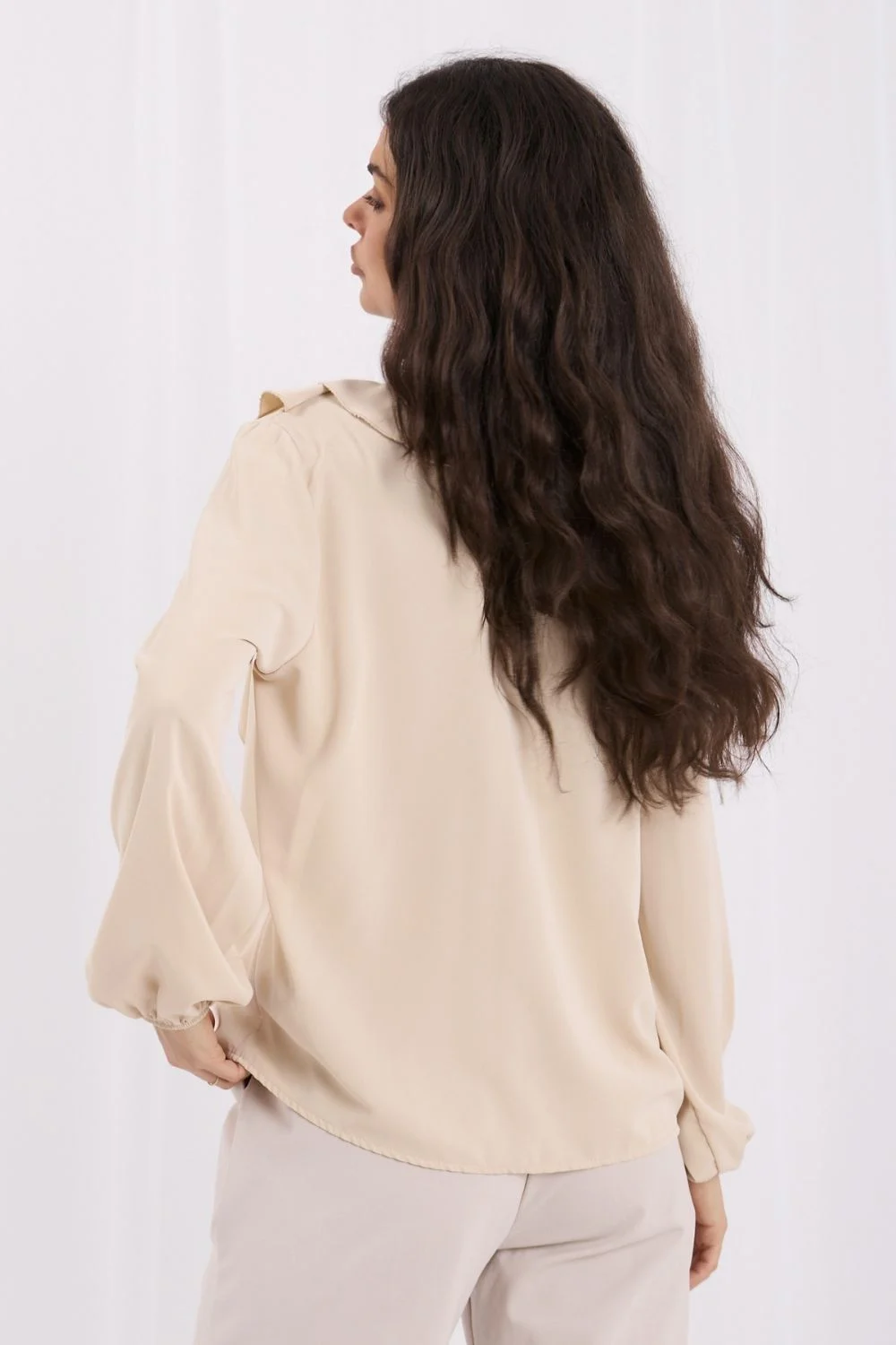 Chemisier beige à manches bouffantes – Image 4