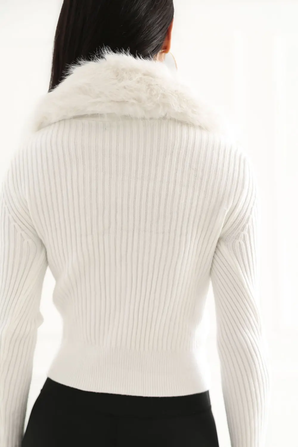 Chandail beige décolleté en V – Image 3