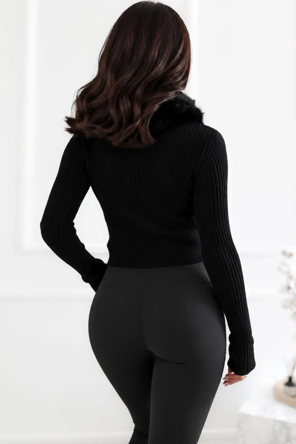 Chandail noir décolleté en V – Image 2