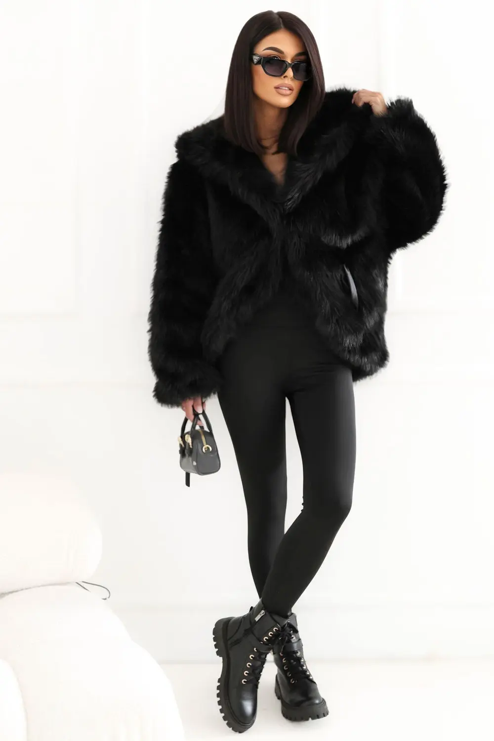 Veste en fausse fourrure noire à capuche – Image 2