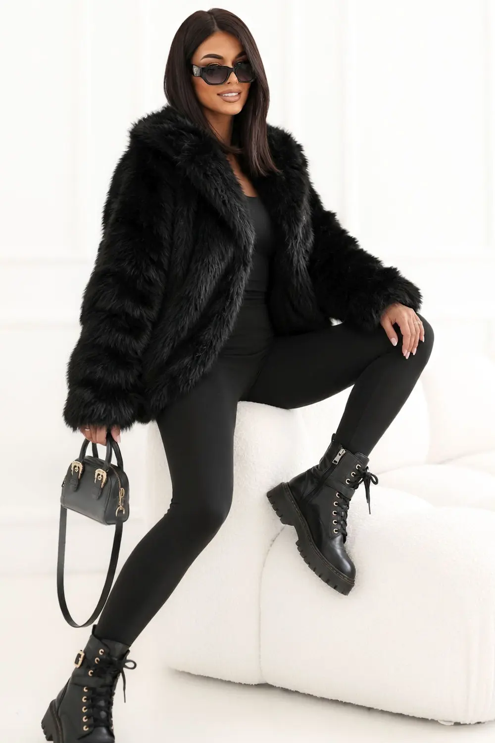 Veste en fausse fourrure noire à capuche – Image 3