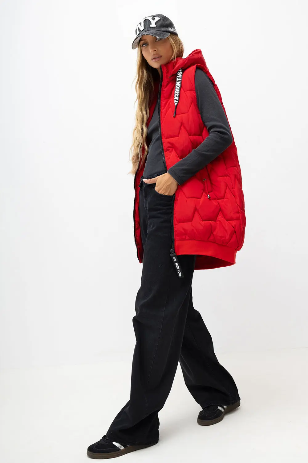 Gilet matelassé rouge à capuche – Image 2